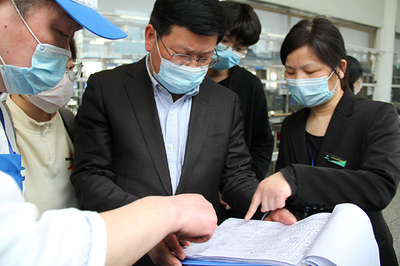 校領(lǐng)導(dǎo)深入學(xué)生食堂開展食品衛(wèi)生安全專項(xiàng)檢查